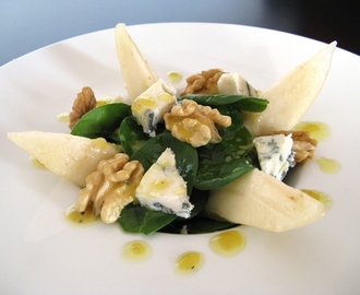 amanida d'espinacs, pera, nous i formatge blau amb vinagreta de mel i mostassa