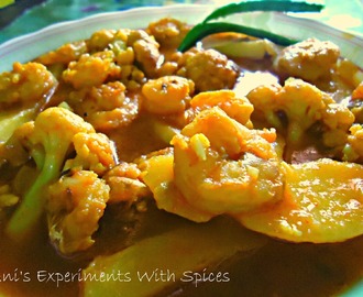 Aloo Fulkopi Diye Chingri Maachher Kaaliya ( Prawns Cooked With Potatoes And Cauliflower In A Rich Gravy)