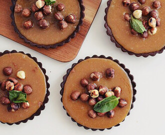 Σοκολατένιες τάρτες με πανεύκολη κρέμα καραμέλας και ψητά φουντούκια-Chocolate Caramel Tart and roasted nuts Recipe,  by Gabriel Nikolaidis and the Cool Artisan!