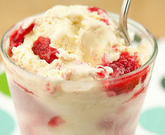 Παγωτό χωρίς ζάχαρη με φράουλες
