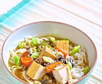 Asiatisk suppe med tofu og risnudler