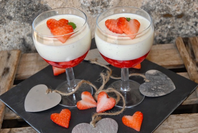 Valentines dessert; Vaniljepanacotta med jordbærgelee