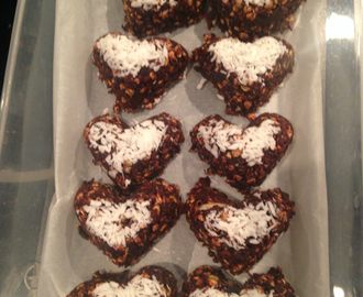 Raw valentins-hjerter med sjokolade, kokos og bokhvete