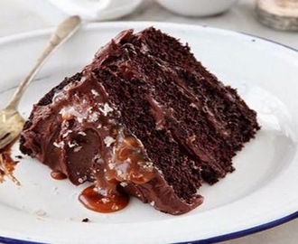 Θα σε κολάσει! Αυτή είναι η καλύτερη τούρτα σοκολάτα με καραμέλα που έχεις δοκιμάσει!