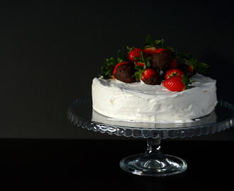 Hvit sjokolade mousse kake med jordbær