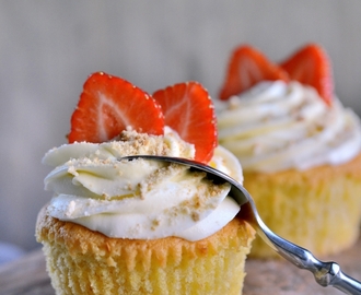 Ostekake-cupcakes med jordbær