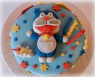 Tarta Doraemon.  Bizcocho de chocolate con frosting de nubes
