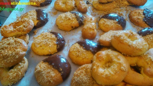 Μπισκότα με κανέλα και επικάλυψη τριμμένου φουντουκιού και σοκολάτας