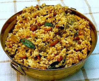 Puliyodharai / Puliyogare  (Tangy South Indian Tamarind Rice)