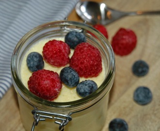 Sitronfromasj med yoghurt og bringebær