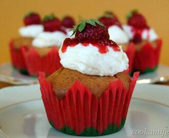 cupcakes με φράουλα και άσπρη σοκολάτα/Strawberry Cupcakes With White Chocolate