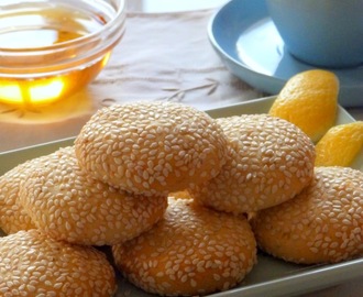 Αφράτα μπισκοτάκια με μέλι, λεμόνι & σουσάμι