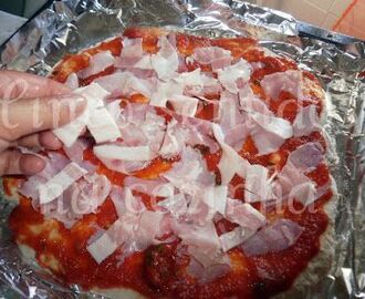 Pizza caseira em massa de pão com bacon, fiambre e ananás