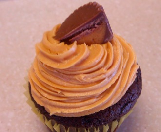 dark chocolate cupcakes with rich peanut butter frosting