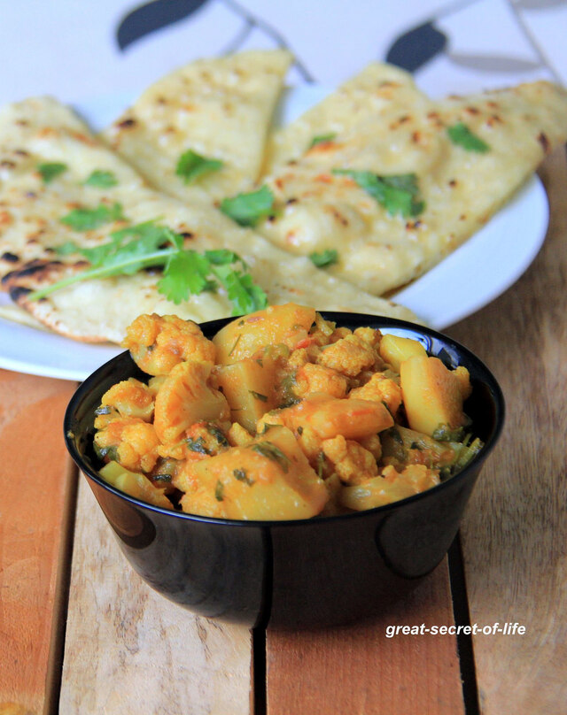 Aloo Gobi recipe - Potato and cauliflower recipe - Simple side dish for rice / roti