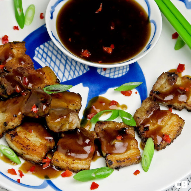 Krokante speklapjes met een verrukkelijk Chinees sausje