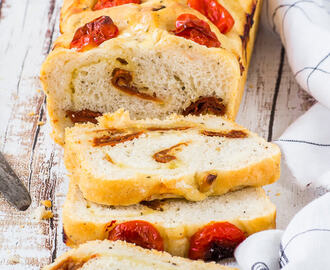 No-Knead Brot mit Käse, Tomaten und Knoblauch