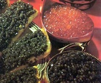 Roulades de saumon fumé aux œufs de poisson et caviar.
