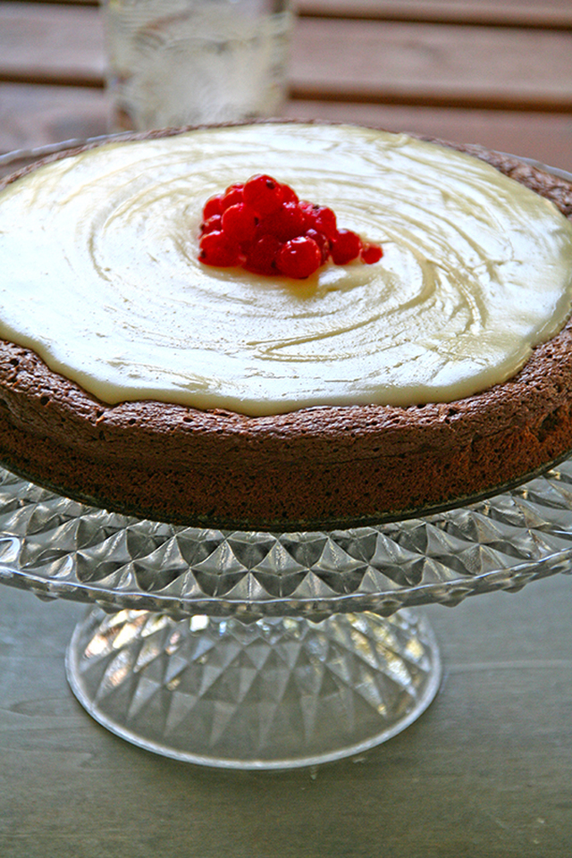 Buckwheat and almond chocolate cake with vanilla buttercream - Κέικ σοκολάτας με φαγόπυρο και αμύγδαλο