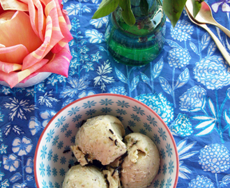 2 flavors of ice cream : Fig ice cream and pistachio gelato - Παγωτό σύκο και παγωτό φιστίκι