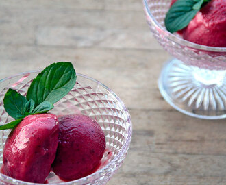 Roasted strawberry and coconut milk sherbet - Σορμπέ φράουλας με γάλα καρύδας