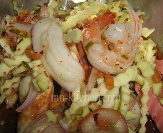 Spicy Mangoes Salad and seafood (Yam Ma-moung Tha-la)