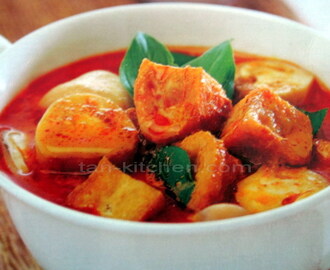 Red Curry Tofu and Mushroom (Kaeng ped dtao hoo sai hed) V