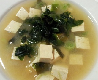 Sopa de soja fermentada con tofu y algas wakame