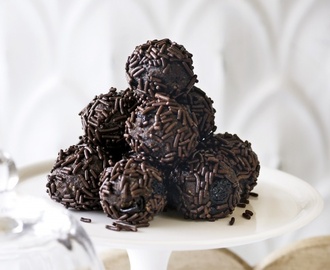 Τρουφάκια σοκολατένια με μπισκότα πτι μπερ και ζαχαρούχο γάλα