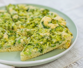 Perfektný zdravý koláč s brokolicou a hráškom: ideálna desiata deťom do školy