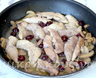 Φιλετίνια κοτόπουλου με πετιμέζι και βύσσινα