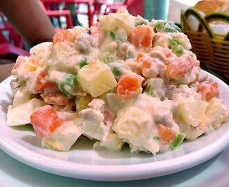 Receita de Salada Olivier Salada Russa, aprenda como fazer a famosa Salada “Olivier” (pronúncia em russo: Oliv’ye) é uma salada popular nos países da ex-União Soviética, que é considerada como um prato festivo e tradicional no Ano Novo.