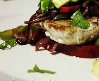 Bifes de Atum com Pimento Vermelho e Salada de Abacate | Tuna Steak, Red Peppers & Avocado Salsa