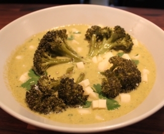 Purresuppe med ovnsbakt brokkoli og osteterninger.
