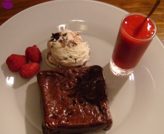 Sobremesa de microondas – bolo de chocolate com molho de frutos vermelhos