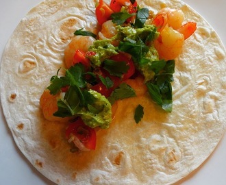 Tortilla med scampi - servert med tomatsalsa og guacamole !