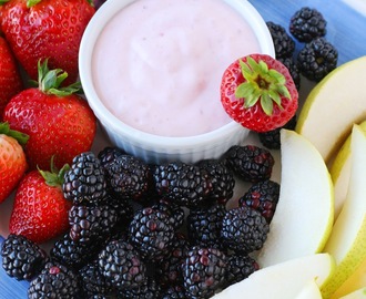 Strawberry Yogurt Fruit Dip {Recipe}