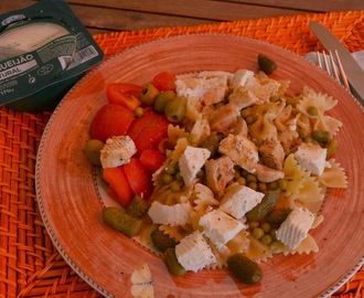 Salada de peru com lacinhos e requeijão com molho vinagrete