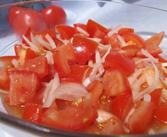 Rajčatový salát s cibulí