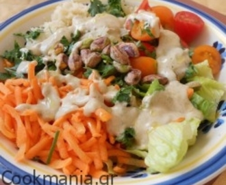 Ξινολάχανο σαλάτα με λαχανικά και sauce ταχίνι