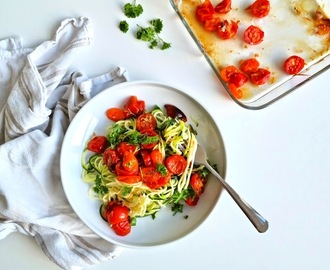 Squash-spagetti med ovnsbakte tomater og hvitløk