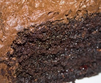 Υγρό σοκολατένιο κέικ με σαντιγί σοκολάτας
