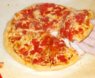 Σπιτική πίτσα με την πιο γρήγορη σάλτσα στον κόσμο Homemade pizza dough with the faster pizza sauce that exists