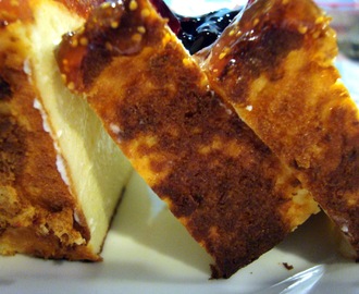 Tarta de queso horneada acompañada de mermelada de higos