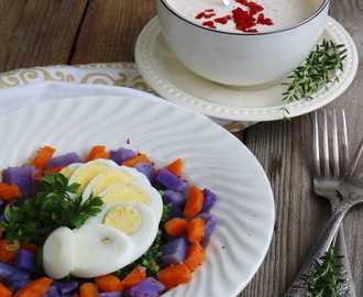 Szybka sałatka z fioletowymi ziemniakami, marchewką i jajkiem, z dodatkiem sosu musztardowego