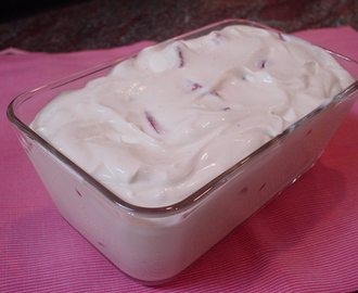 Hjemmelaget Frozen yoghurt med jordbær – uten sukker