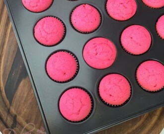 Pink Velvet cupcakes con rosas de glasa real