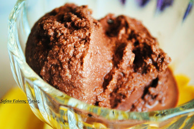 Παγωτό σοκολάτα με μαστίχα , χωρίς ζάχαρη και πολλά λιπαρά.