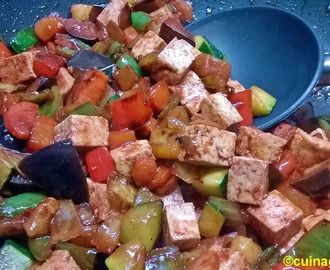 wok de tofu i verdures amb salsa hoisin