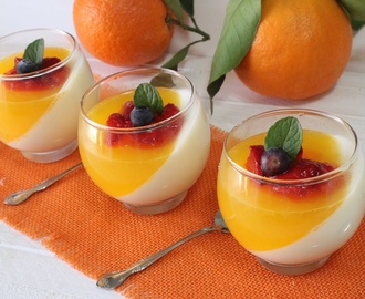 Panna cotta con gelatina de naranja y frutos rojos